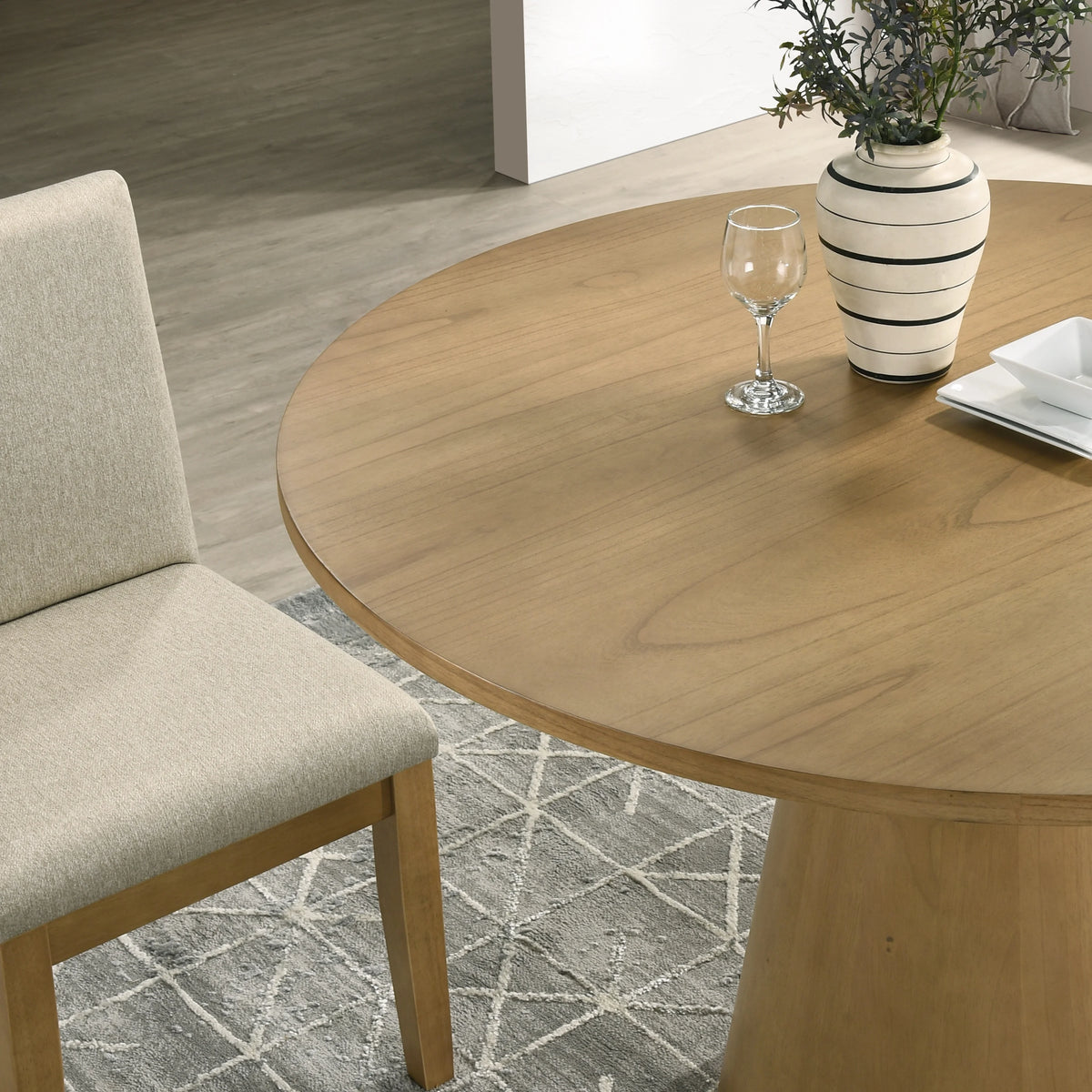 Round Pedestal Dining Set with 4 Chairs G700
